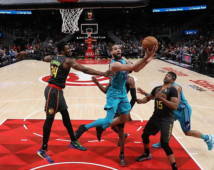 Бруно Фернандо пытается успевать за более быстрыми игроками.