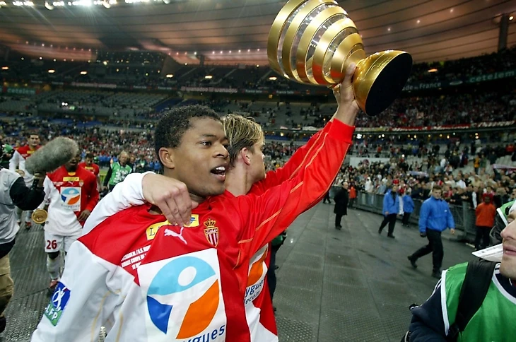 Патрис Эвра и Жером Ротен поднимают Кубок Французской Лиги, после победы в финале 2003 года («Сошо» 1-4 «Монако»)