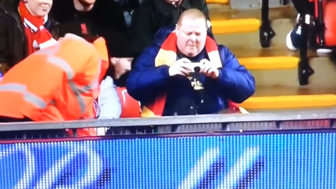 Долгий путь одного шедевра: в 2014-м фанат сфотографировал упавшего за щиты Агбонлахора, снимок разошелся только сейчас