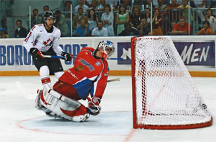 31 августа 2007. Семен Варламов оказался не в силах остановить канадскую атаку