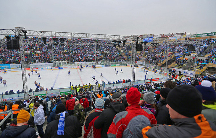 В хоккей играли на Байкале, в древнем амфитеатре и даже в тюрьме