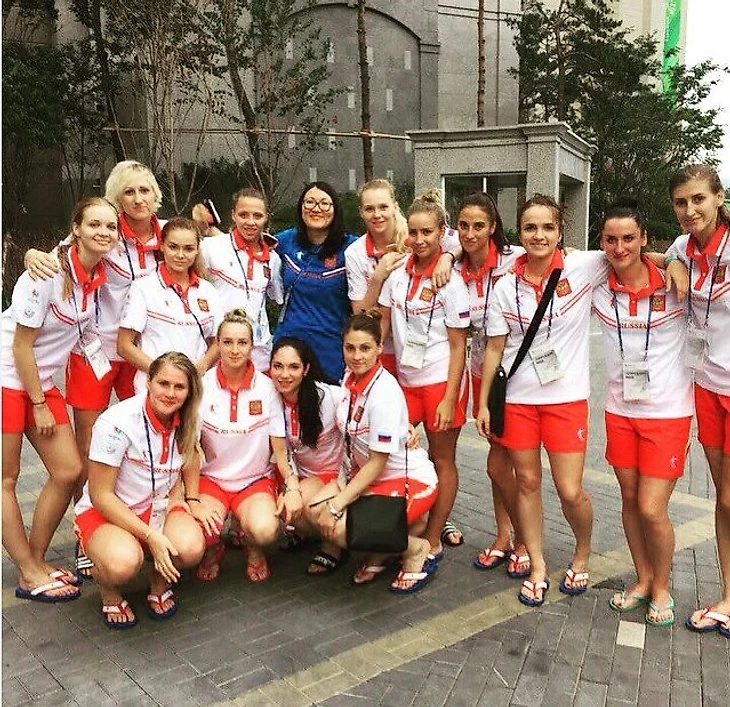 Людмила Бодниева в журнале "Быстрый центр". Как остаться в игре. Место в первом ряду, изображение №7