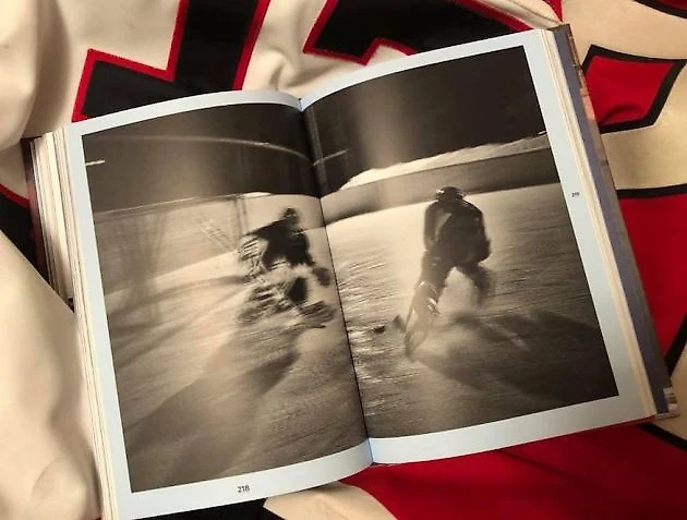 Знаменитые фотографии Владимира Песни в книге &quout;Россия через хоккей&quout;