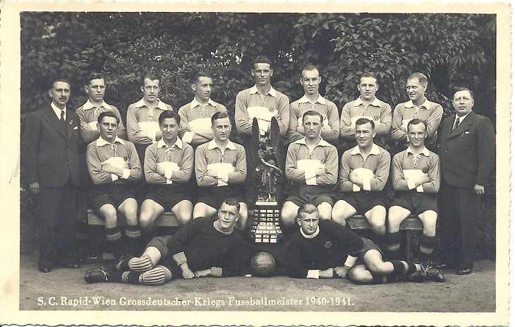 Игроки и тренеры «Рапида» с чемпионским трофеем