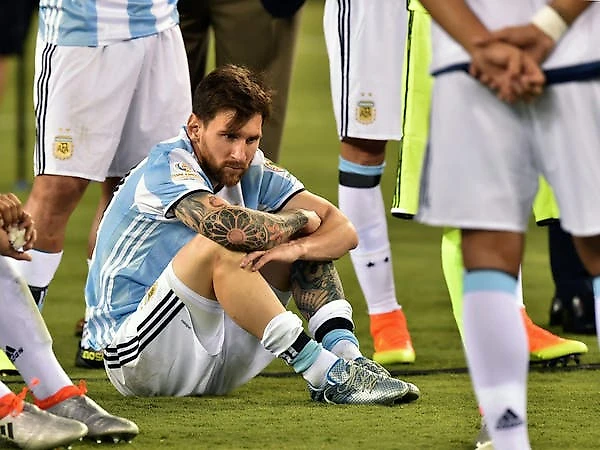 Месси не может смириться с третьим подряд поражением Аргентины в финале 2016 г.