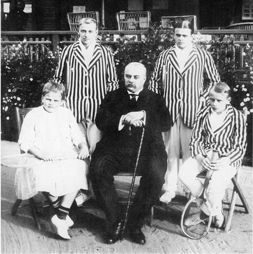 Первым президентом РФС был шотландец. Его награждал Николай II, но после революции все кончилось