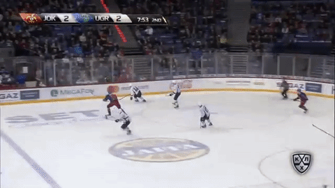 Игрок «Йокерита» выбрасывает соперника с площадки