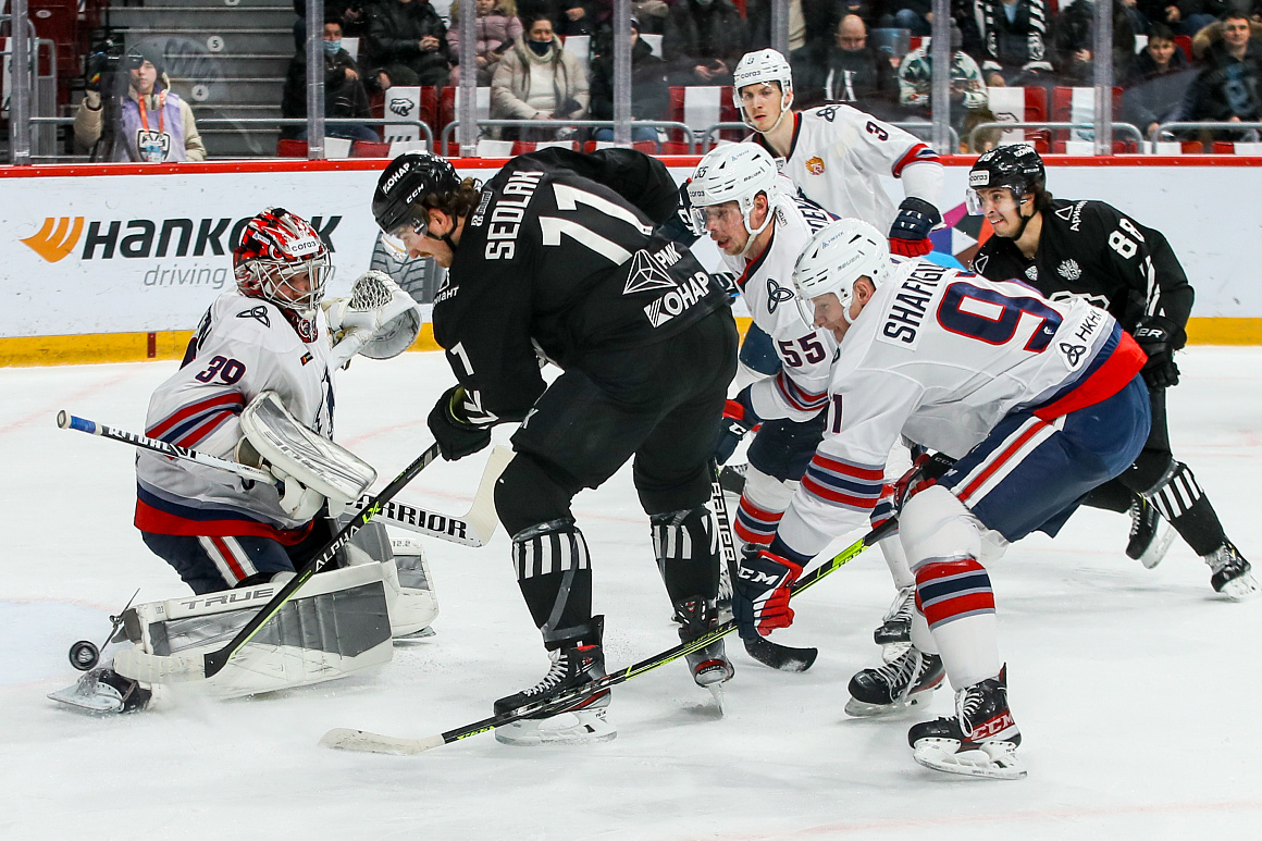 «Трактор» прервал победную серию, уступив всухую «Нефтехимику»