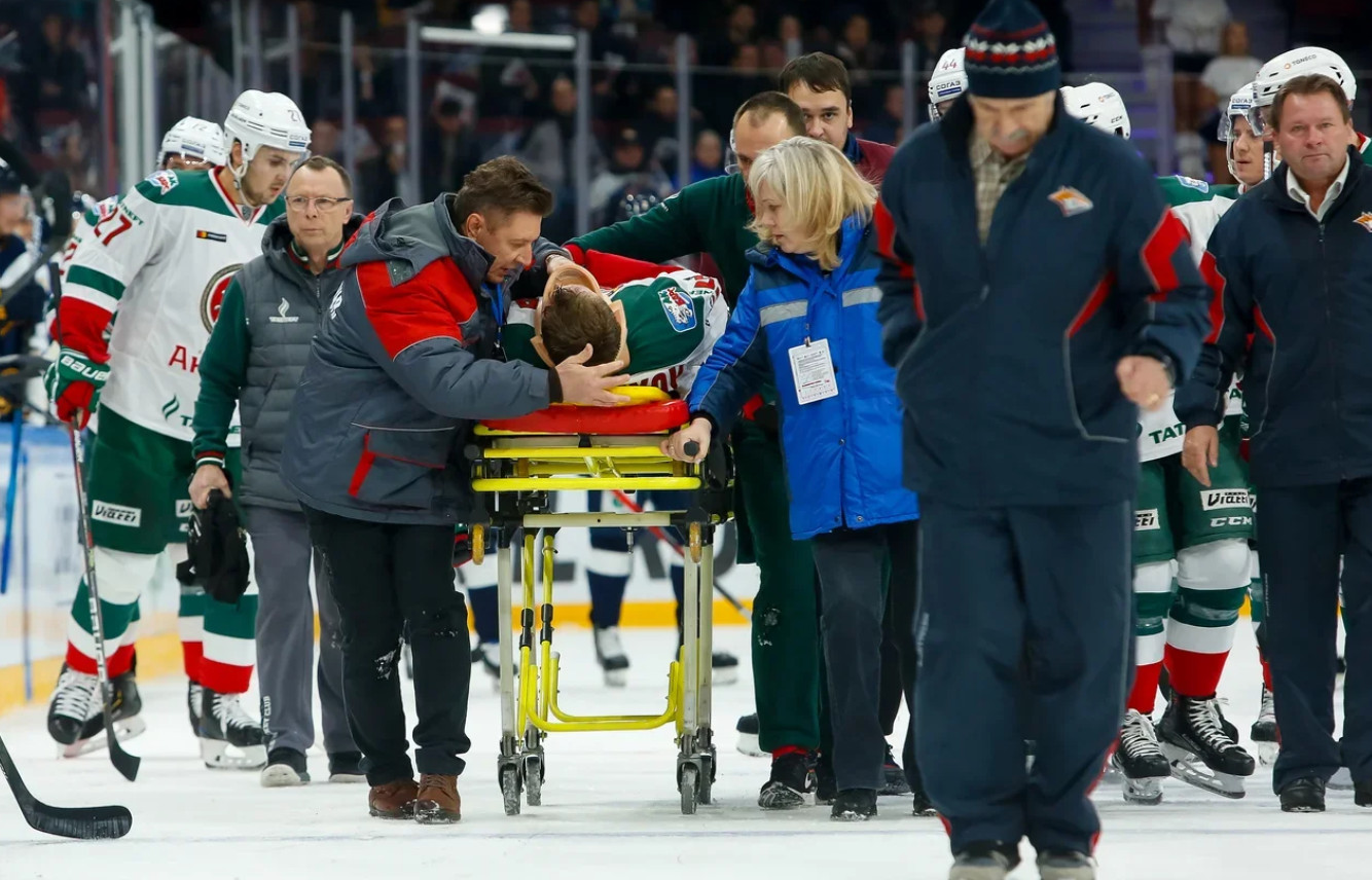 Жуть в матче &laquo;Магнитки&raquo; и &laquo;Ак Барса&raquo;: Кошечкину порезали шею коньком, Ткачева увезли на носилках