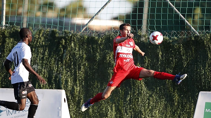 Дмитрий КОМБАРОВ - в одном из зимних матчей красно-белых. Фото Александр СТУПНИКОВ, ФК