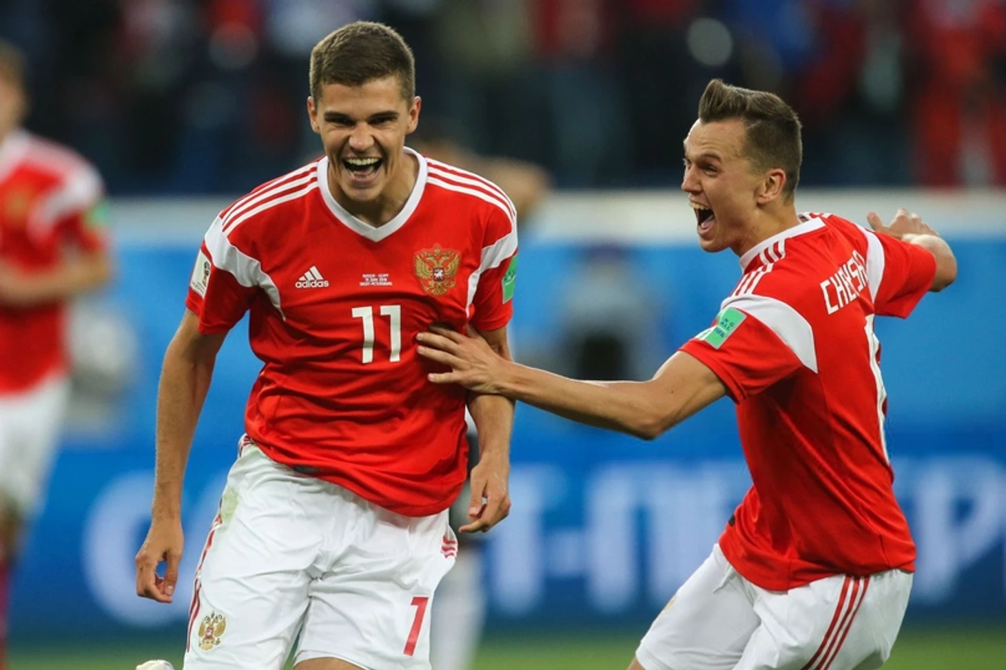 Роман Зобнин и Денис Черышев бегут праздновать автогол Ахмеда Фатхи | Getty Images