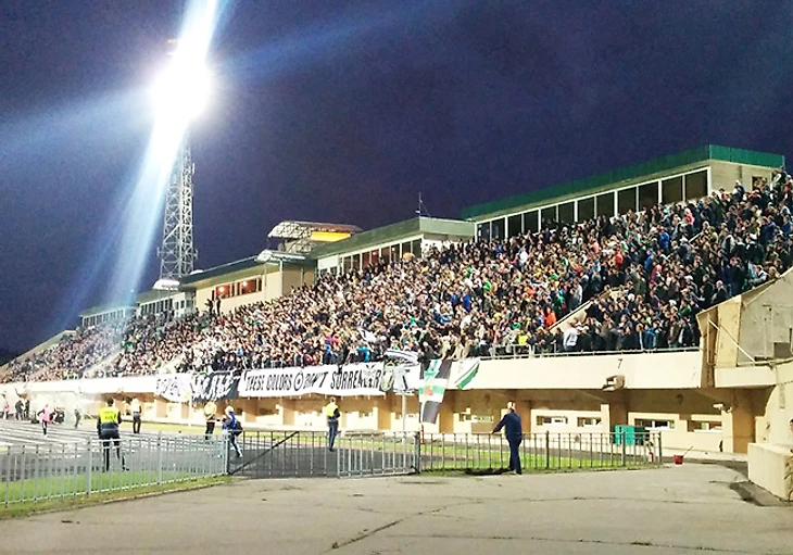 Аншлаг на Западной трибуне стадиона им. Э.А. Стрельцова