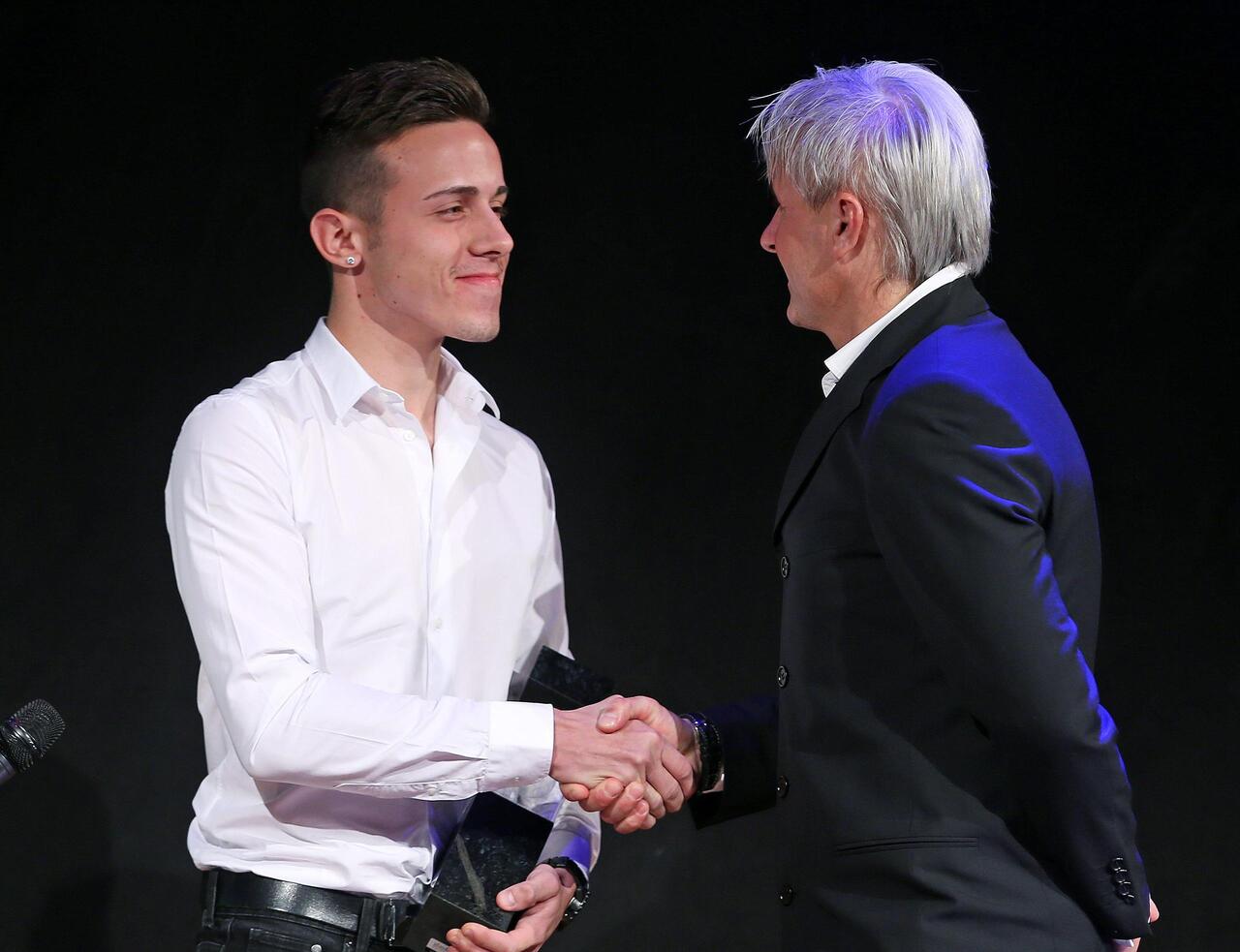 Саланович получает награду &quout;Лучшему молодому футболисту Лихтенштейна&quout;