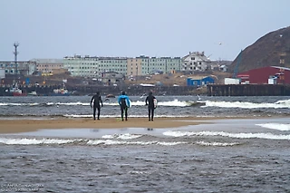 Русские придумали серфинг в Арктике: минус 20, рядом киты, 6-метровые волны – для Териберки это уже индустрия