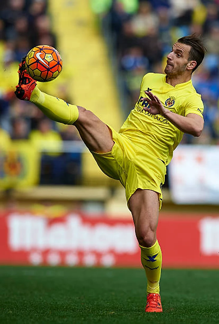 Roberto Soldado of Villarreal controls the ball during the La Liga match between Villarreal CF and Real Sporting de Gijon at El Madrigal on January...