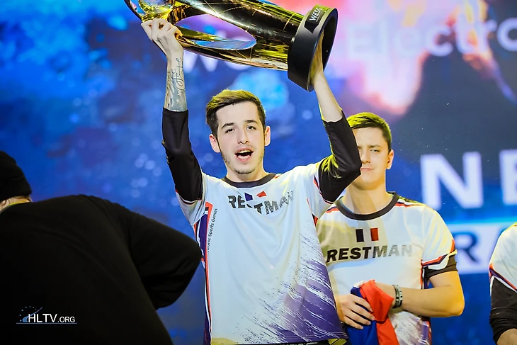KennyS и Apex с кубком WESG в январе 2017