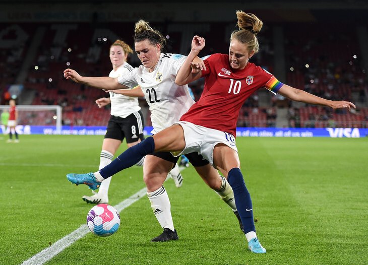 Стоковые фотографии по запросу Futbol chica pateando