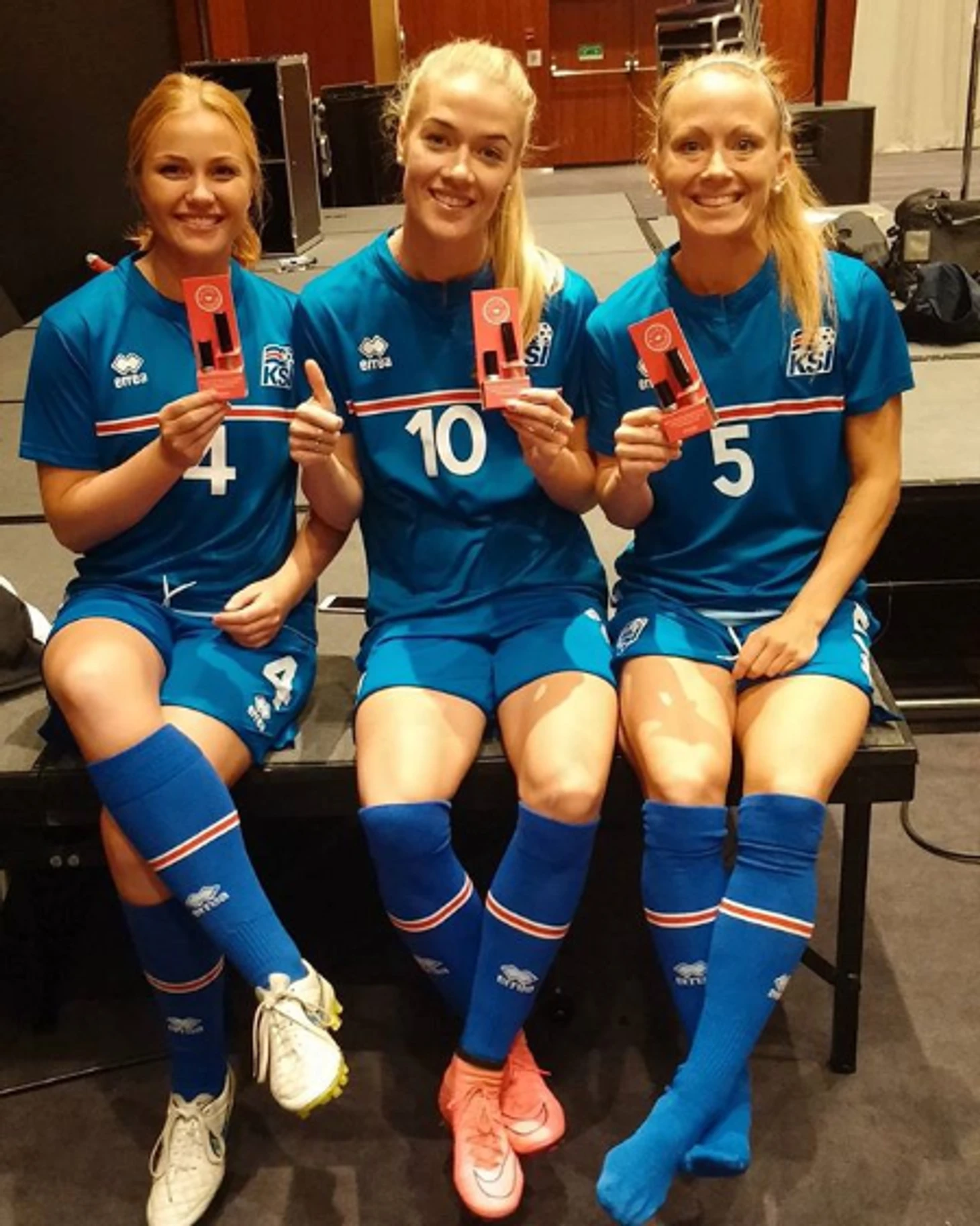 https://photobooth.cdn.sports.ru/preset/post/c/b5/8f89987df49868eb1682f1bd564a3.png