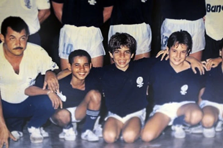 Жуниньо в детсткие годы играл в футзал.