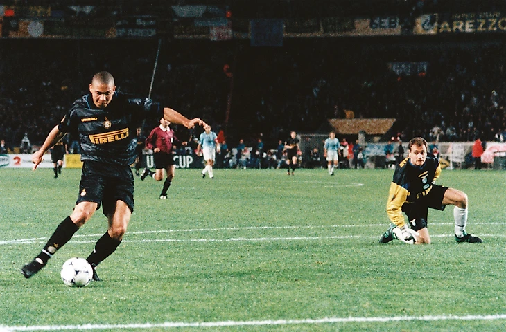 Роналдо забивает гол в финале Кубка УЕФА