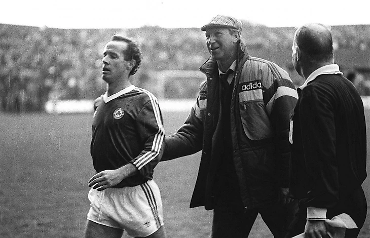 Джек Чарльтон, главный тренер сборной Ирландии, провожает своего игрока на замену