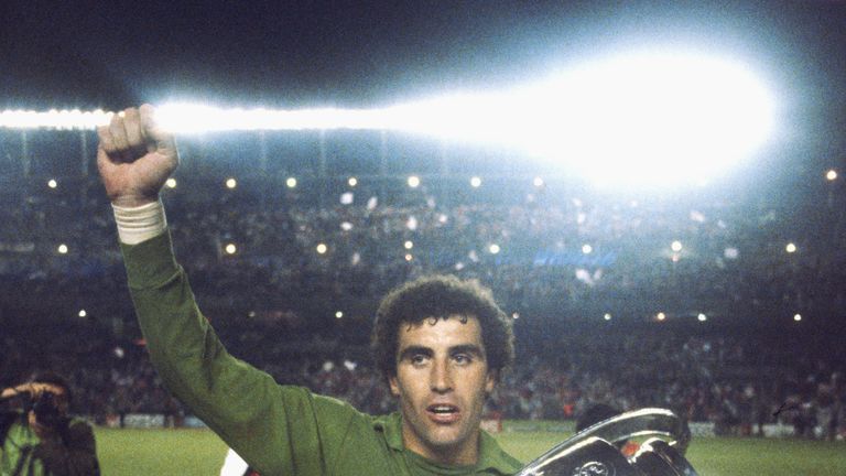 «Пока Марадона не извинится, руки ему не подам»