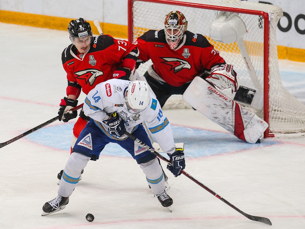 «Авангард» забил победный гол от своей синей линии. Для плей-офф это норма