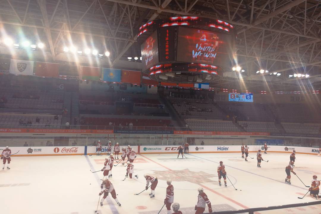 Кажется, в Китае дописывают зрителей на трибунах