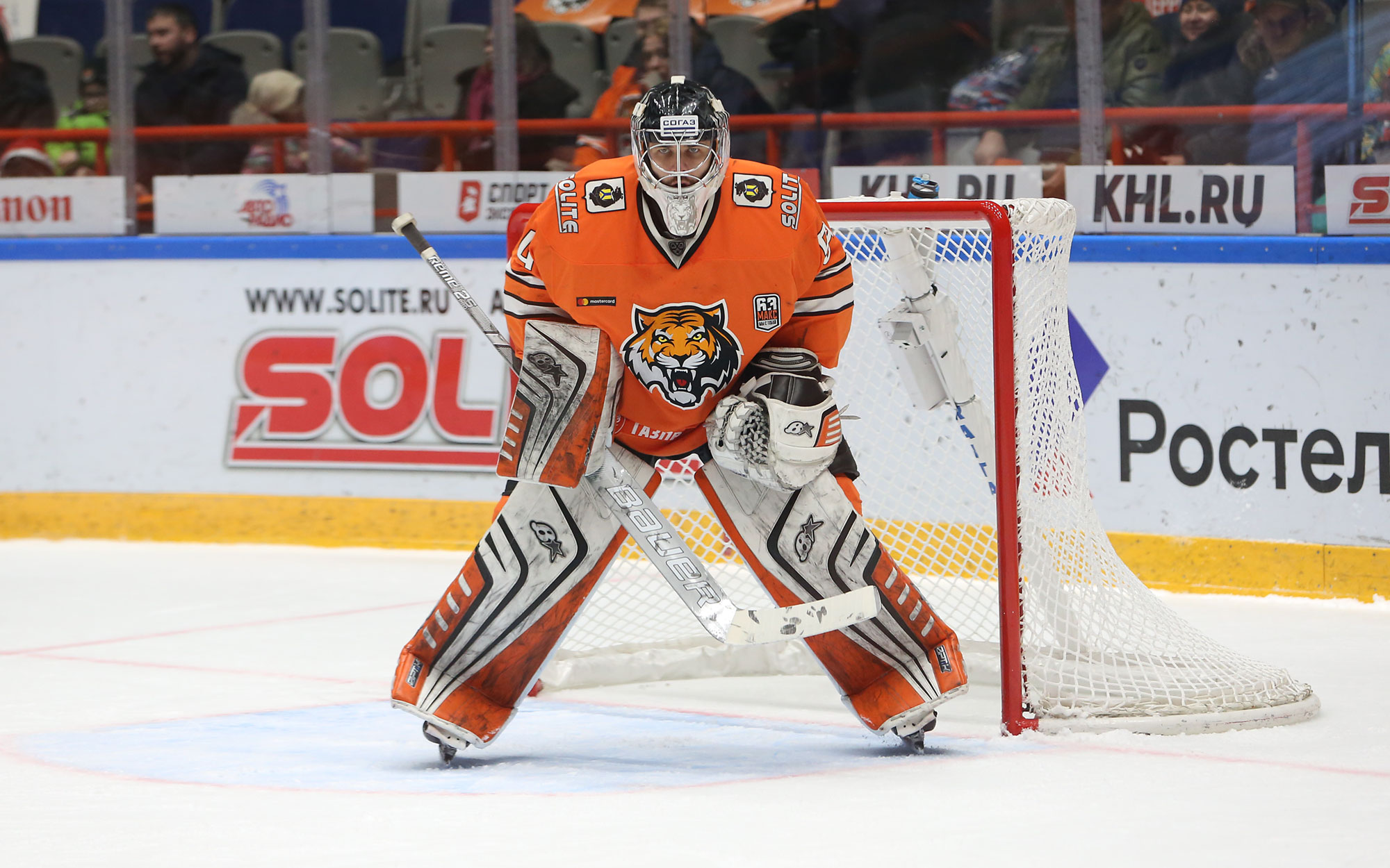 Выронил шайбу на пятаке и подарил гол сопернику. Вратарь «Амура» снова чудит