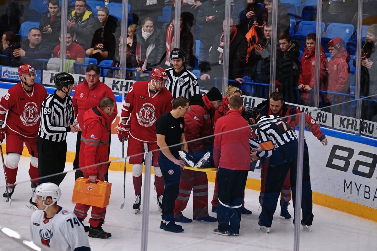 Хоккеист въехал в арбитра. Судью увезли с переломами обеих костей голени