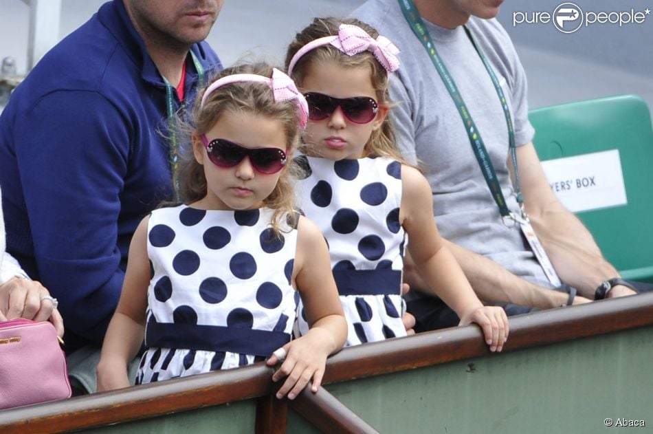 Charlene et Myla, les jumelles de Roger Federer lors du match de leur papa au premier jour de Roland-Garros à Paris, le 25 mai 2014 à Paris