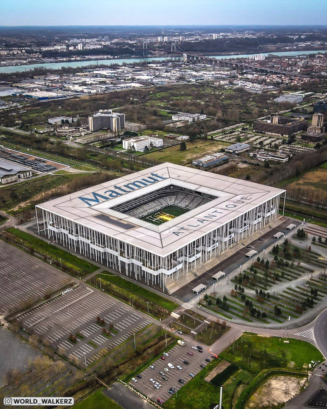 Французский стадион «Матмют Атлантик» был построен в 2015 году в стиле минимализм. Отобрали его лучшие фото