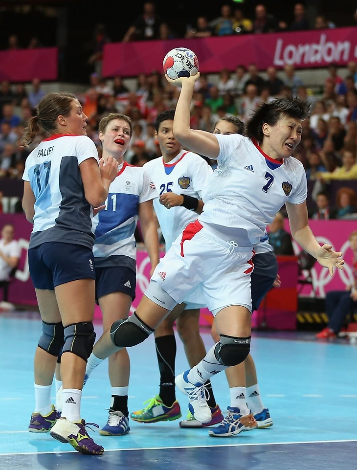 Людмила Бодниева в журнале "Быстрый центр". Как остаться в игре. Место в первом ряду, изображение №1