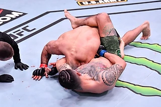 Чемпион ADCC проиграл в UFC сабмишеном. Такое случается всего лишь во второй раз в истории промоушена