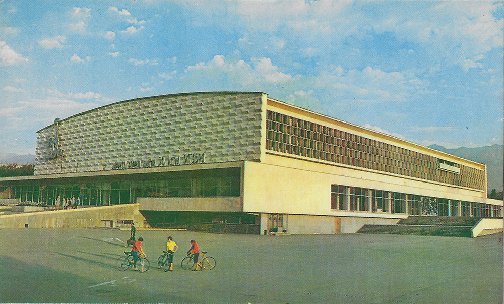 «Отец» хоккея в Ташкенте - замминистра автотранспорта УзССР Архипцев? Образец - дворец в Алма-Ате?