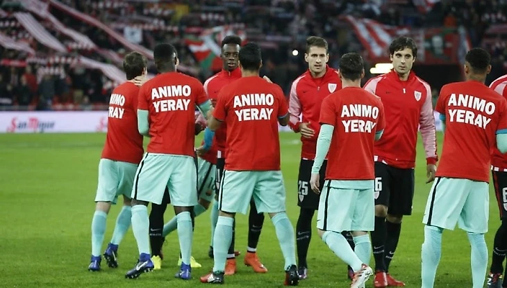 В поддержку игроку, больному раком футболисты Барслелоны и Атлетико вышли в футболках с надписью - &quout;Держись, Ерай&quout;.