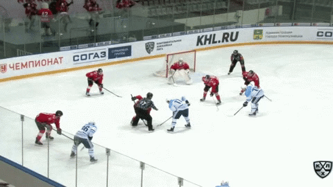 Нападающий «Сибири» забивает со вбрасывания