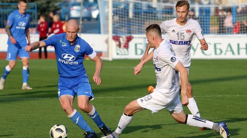 Дмитрий Комаровский уходит от игрока «Торпедо-БелАЗ