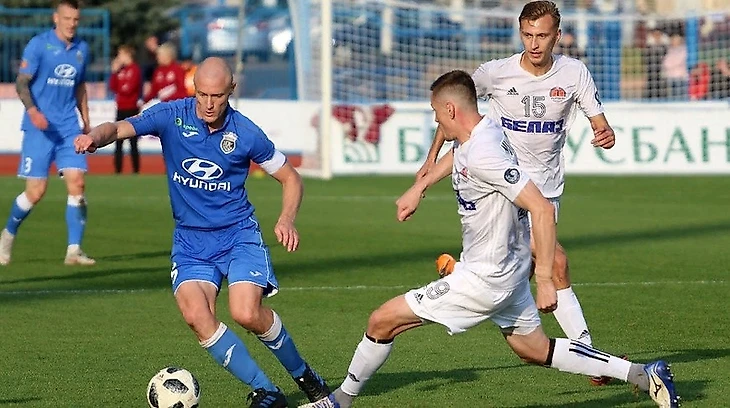 Дмитрий Комаровский уходит от игрока «Торпедо-БелАЗ