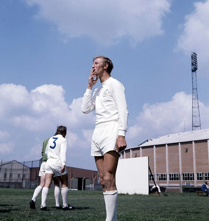 Джек Чарльтон курит в перерыве тренировки «Лидса». 1970 год