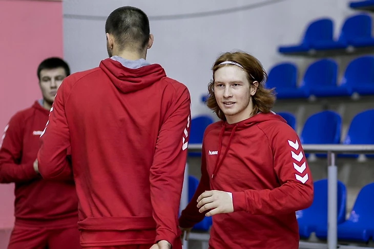 Чемпионат России. Разные выезды двух "Динамо". Праздник у челябинцев — они уже не последние, изображение №3