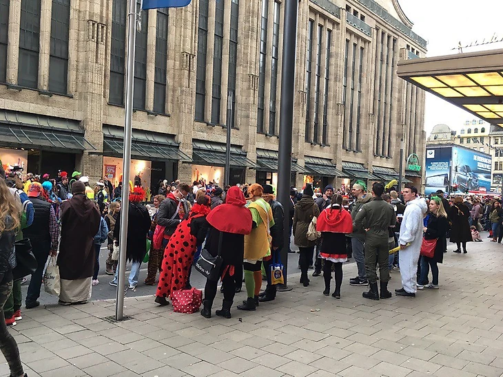 Люди в костюмах