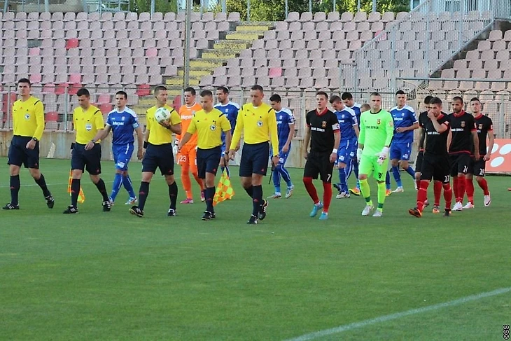 команды выходят на поле