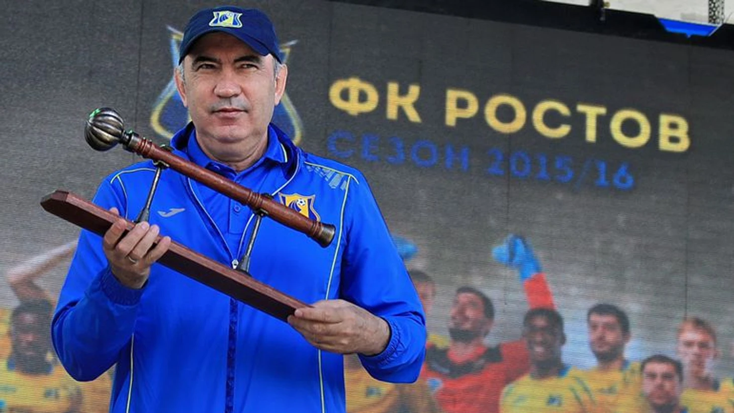 Курбан Бекиевич с наградой от болельщиков после серебра в ЧР
