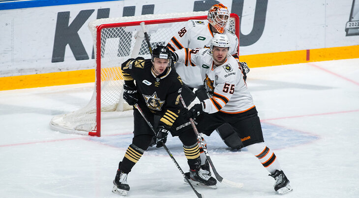 Чудеса под Новый год: защитник «Амура» сделал первый хет-трик в карьере – по шайбе на каждый период