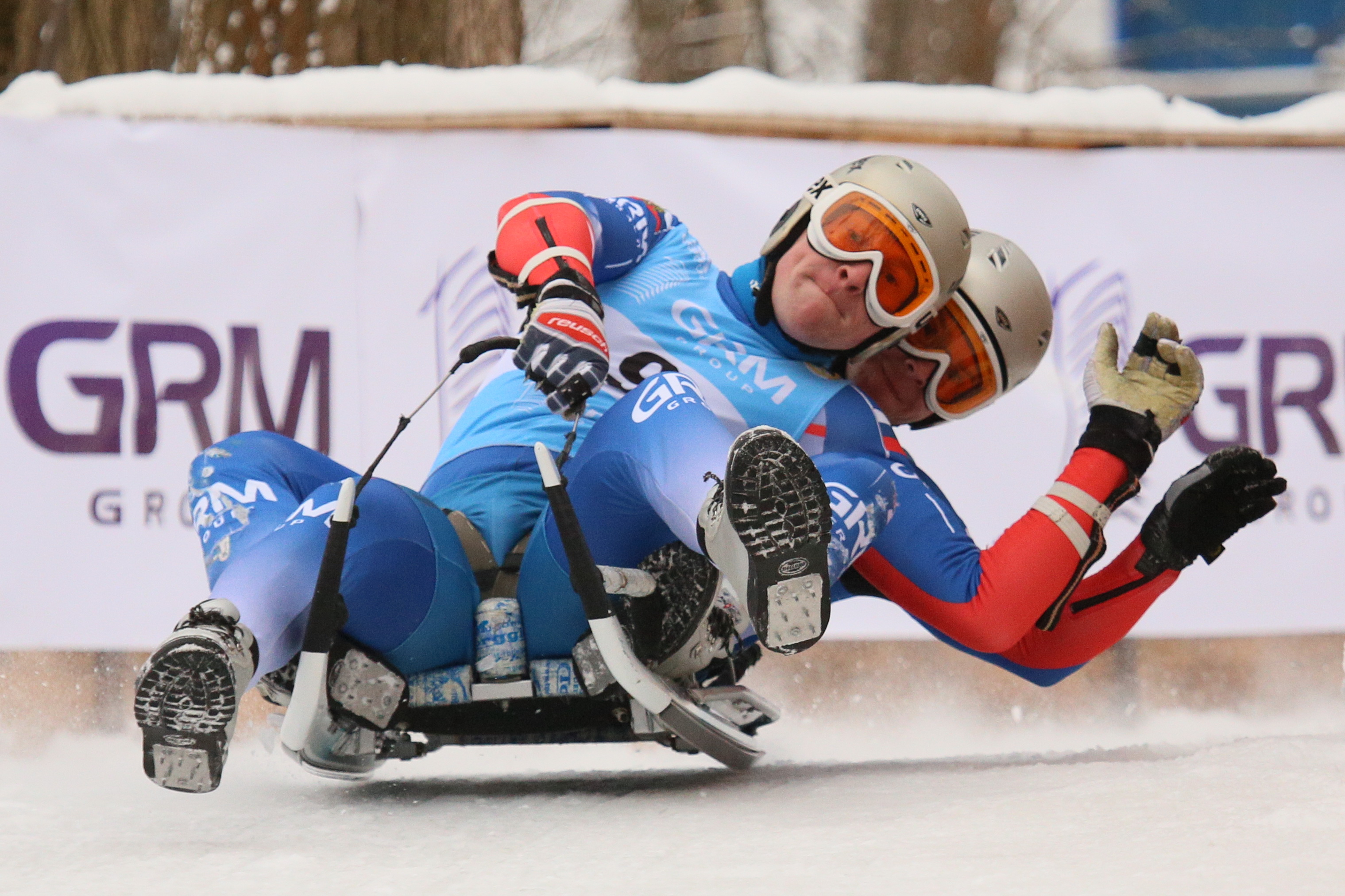 Зимний вид спорта на санях