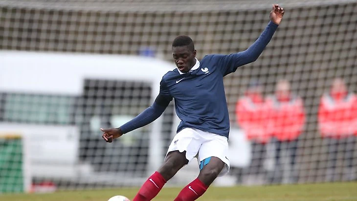 Дайо Упамекано в футболке юношеской сборной Франции