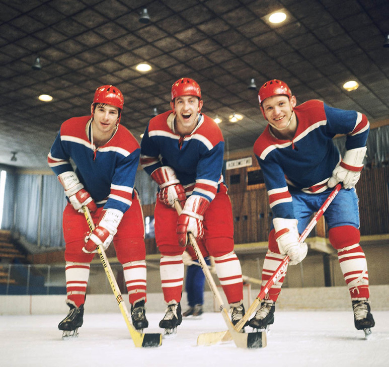 Moscow. Soviet ice-hockey players. L-R: Valery Kharlamov, Boris Mikhaylov and Vladimir Petrov. Photo TASS / Vyacheslav Un Da-sin Москва. Нападающие сборной СССР и ЦСКА (слева направо) Валерий Харламов, Борис Михайлов и Владимир Петров.. Фото Вячеслава Ун Да-сина (Фотохроника ТАСС)