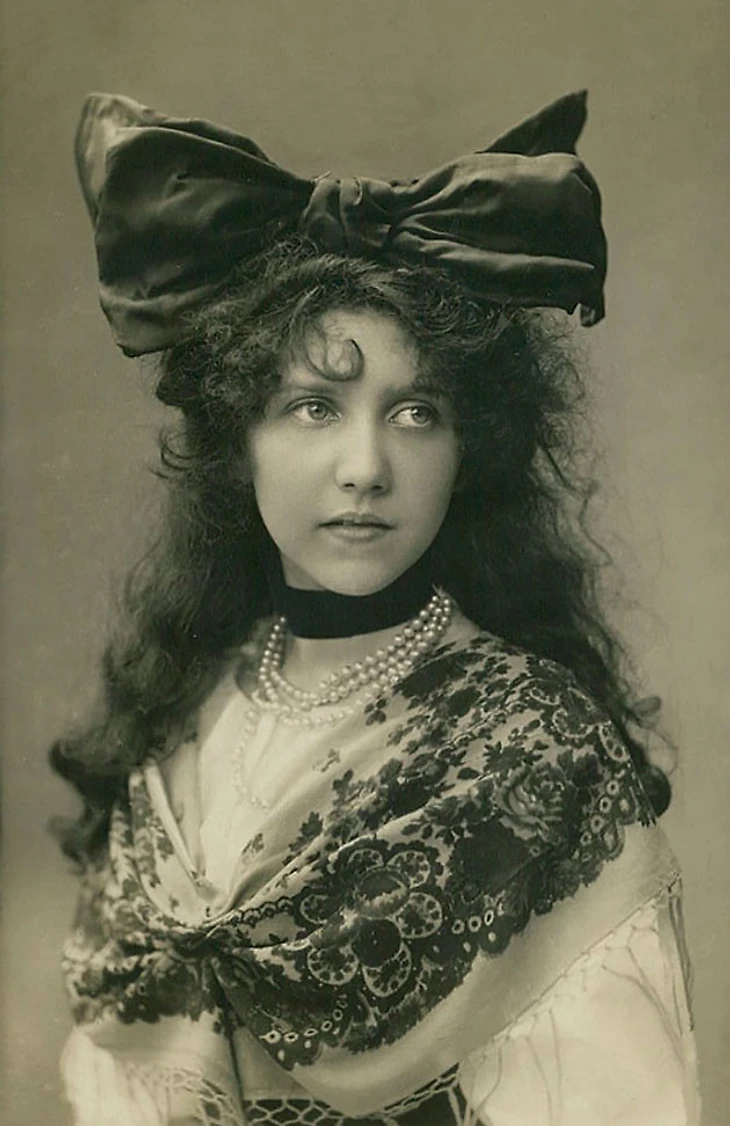 Women’s Beauty 100 Years Ago In Vintage Postcards