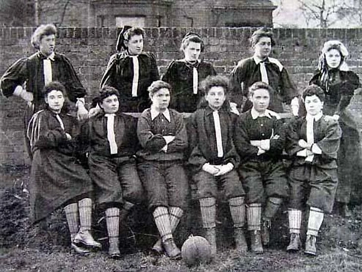 https://upload.wikimedia.org/wikipedia/commons/5/51/British_Ladies_Football_Club.jpg